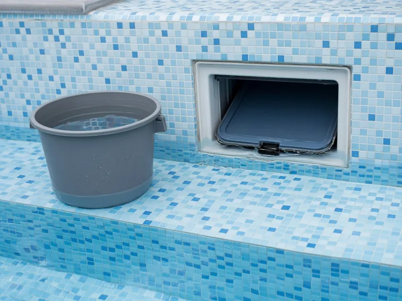 Pool weir with a bucket for a water-loss test